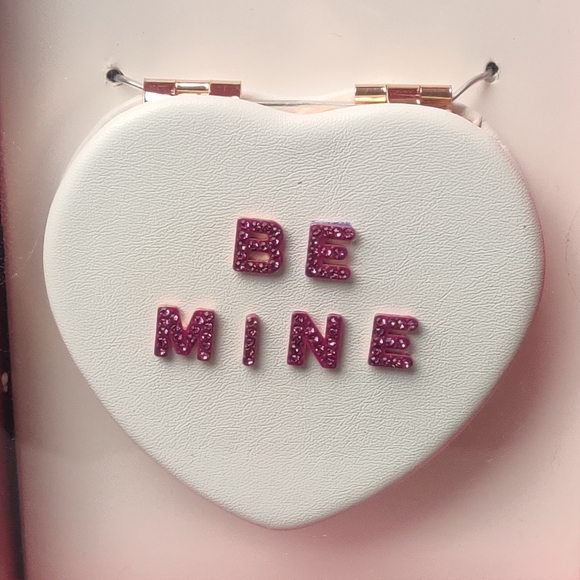 Betsey Johnson Compact "Be Mine" - Picture 6 of 6